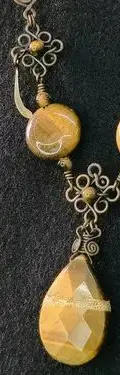 Collar Antiguo De Latón Con Cuarzo Ojo De Gato Natural Ocre — Coleccionables vintage (foto 5)