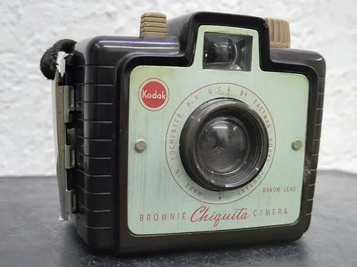 Cámara Fotográfica Brownie Chiquita Kodak 50's Vintage Café Marrón Oscuro — Tech vintage, años 50s