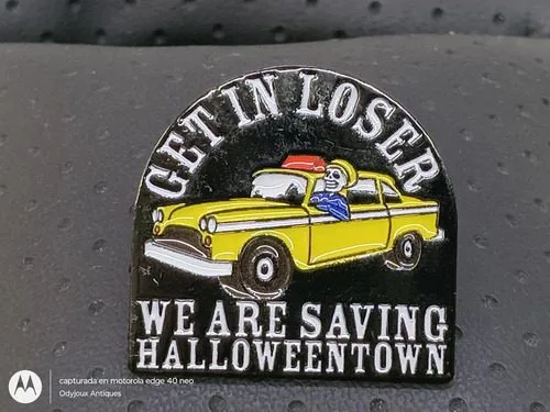 Pin/broche Get In Loser We Are Saving Halloweentown Terror Amarillo Pin/broche Get In Loser We Are Saving Halloweentown Terror Metal 2.7cm — Coleccionables vintage, años NOW