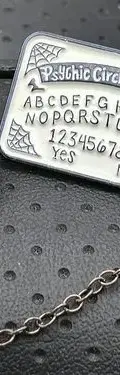 Pin Broche Metálico Tabla Ouija Blanca Con Cadena Retro Blanco Tabla Ouija Blanca Con Cadena — Coleccionables vintage
