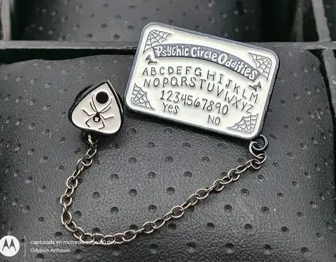 Pin Broche Metálico Tabla Ouija Blanca Con Cadena Retro Blanco Tabla Ouija Blanca Con Cadena
