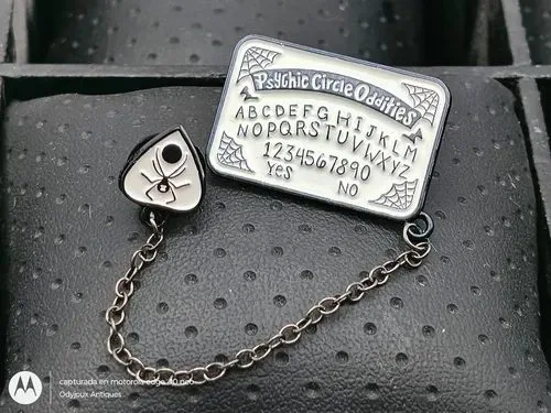 Pin Broche Metálico Tabla Ouija Blanca Con Cadena Retro Blanco Tabla Ouija Blanca Con Cadena — Coleccionables vintage