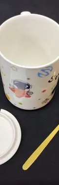 Taza Con Tapa Y Cuchara Figuras De Astronauta  Blanco Astronauta — Decoración vintage (foto 6)