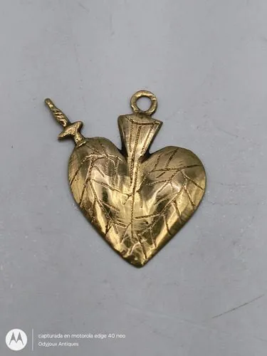 Dije Antiguo Corazón De Milagro Dorado Vintage Latón 2.3cm Dorado Oscuro