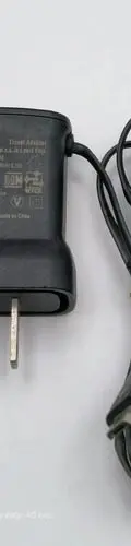 Cargador Samsung 0.7amp Micro Usb Mod. Eta0u10jbs Vintage Negro — Tech vintage, años NOW (foto 2)