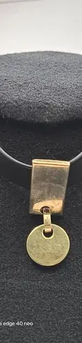 Collar Gargantilla De Caucho Corta Con Placa En Chapa De Oro Negro Con Dorado — Coleccionables vintage