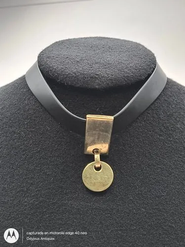 Collar Gargantilla De Caucho Corta Con Placa En Chapa De Oro Negro Con Dorado
