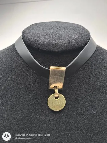 Collar Gargantilla De Caucho Corta Con Placa En Chapa De Oro Negro Con Dorado — Coleccionables vintage