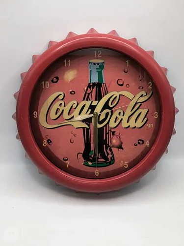 Reloj De Pared Coca Cola En Forma De Corcholata Retro 90's Rojo — Decoración vintage, años 90s