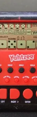 Juego Electrónico Portátil Yahtzee 2012 Hasbro Rojo Original — Gaming vintage, años NOW (foto 5)