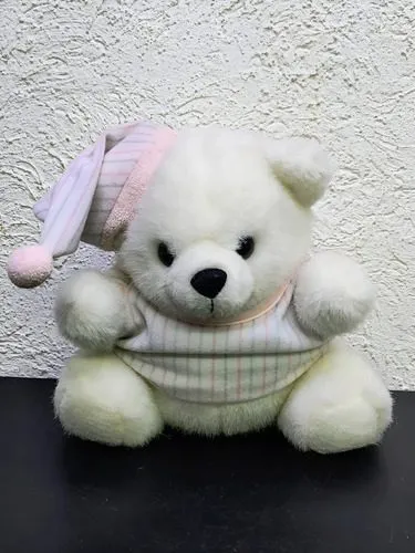 Oso Blanco De Peluche Con Pijama De Rayas Rosa Y Gorro Blanco