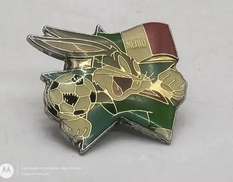 Pin Mundialero Bugs Bunny 1998 Looney Tunes Vintage Original Verde Con Dorado Pin Mundialero Bugs Bunny 1998 Looney Tunes Vintage