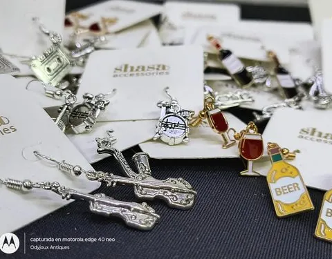 Lote Único Aretes Tipo Retro Vintage Musica Copa Vino 40pz Plateado Y Dorado