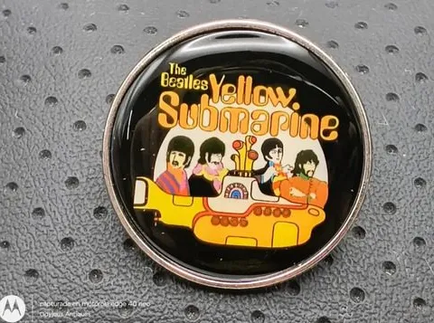 Pin Broche Metalico The Beatles Yellow Submarine Retro 3cm Negro Con Amarillo The Beatles Yellow Submarine