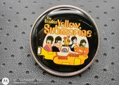 Pin Broche Metalico The Beatles Yellow Submarine Retro 3cm Negro Con Amarillo The Beatles Yellow Submarine