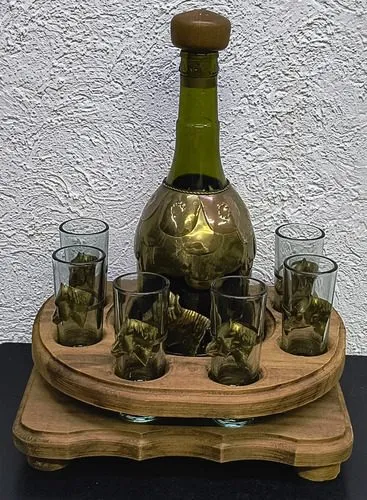 Set Licorera Tequilera Base Madera Repujado Bronce Vintage Dorado Oscuro