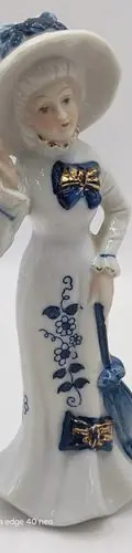 Mujer De Porcelana Victoriana Vintage Con Paraguas Sombrero — Decoración vintage (foto 2)