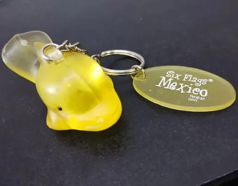 Llavero Ballena Con Luz Six Flags México Amarillo Usado Amarillo