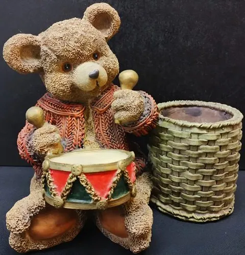 Estatua Oso Tocando Tambor Con Lapicero Resina Vintage 20cm Café Con Naranja Y Verde Musgo