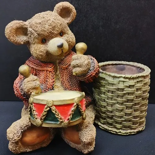 Estatua Oso Tocando Tambor Con Lapicero Resina Vintage 20cm Café Con Naranja Y Verde Musgo — Decoración vintage
