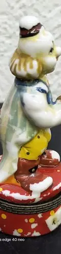 Alhajero Figura Payaso De Porcelana Vintage Con Detalle Rojo Con Amarillo — Decoración vintage, años 70s (foto 2)
