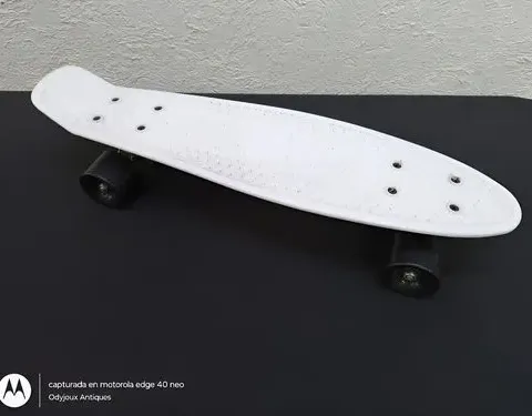 Patineta Skateboard Tipo Penny Cruiser Color Blanco Genérico Negro Plateado
