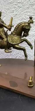 Escultura De Metal Vintage Soldado Medieval A Caballo Madera Dorado Oscuro — Decoración vintage