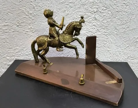 Escultura De Metal Vintage Soldado Medieval A Caballo Madera Dorado Oscuro