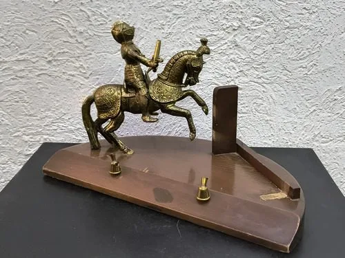 Escultura De Metal Vintage Soldado Medieval A Caballo Madera Dorado Oscuro — Decoración vintage