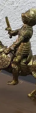 Escultura De Metal Vintage Soldado Medieval A Caballo Madera Dorado Oscuro — Decoración vintage (foto 3)