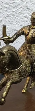 Escultura De Metal Vintage Soldado Medieval A Caballo Madera Dorado Oscuro — Decoración vintage (foto 4)
