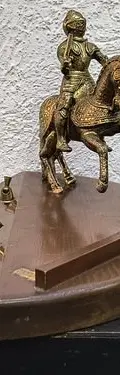Escultura De Metal Vintage Soldado Medieval A Caballo Madera Dorado Oscuro — Decoración vintage (foto 6)