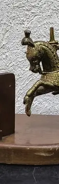 Escultura De Metal Vintage Soldado Medieval A Caballo Madera Dorado Oscuro — Decoración vintage (foto 7)