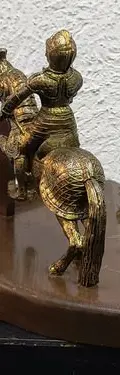 Escultura De Metal Vintage Soldado Medieval A Caballo Madera Dorado Oscuro — Decoración vintage (foto 8)