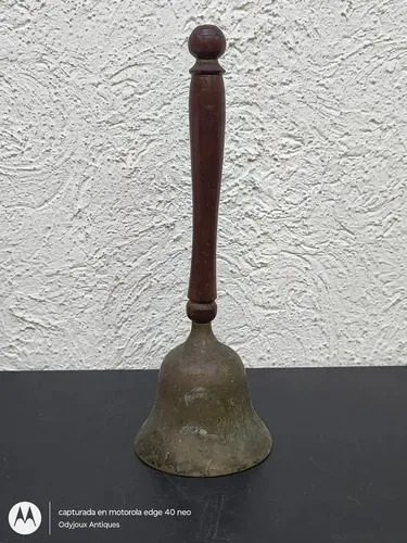 Campana Escolar Antigua De Latón Con Mango De Madera Hindú