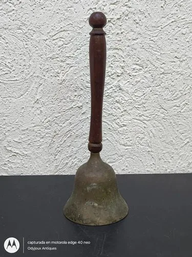 Campana Escolar Antigua De Latón Con Mango De Madera Hindú — Decoración vintage