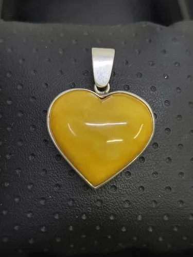 Dije De Corazón Tallado En Ámbar Montado En Plata Ley .925 Amarillo