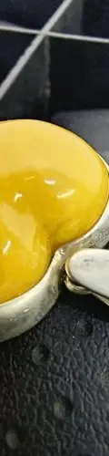 Dije De Corazón Tallado En Ámbar Montado En Plata Ley .925 Amarillo — Coleccionables vintage (foto 2)