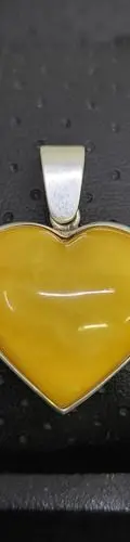 Dije De Corazón Tallado En Ámbar Montado En Plata Ley .925 Amarillo — Coleccionables vintage (foto 3)