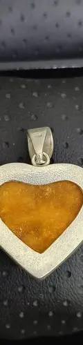 Dije De Corazón Tallado En Ámbar Montado En Plata Ley .925 Amarillo — Coleccionables vintage (foto 8)