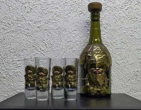 Set Licorera Vintage Decoracion En Repujado Laminado Bronce Dorado Oscuro