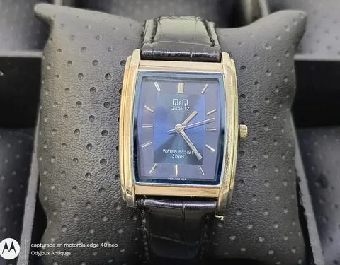 Reloj Q&q Quartz Mod.vg32j302 Water Resist 3 Bar Hombre Orig Negro Plateado Azul Oscuro