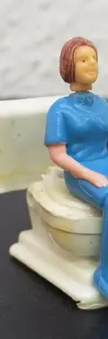 Figura Mini De Plástico Inodoro Retrete De Juguete Con Mujer — Coleccionables vintage