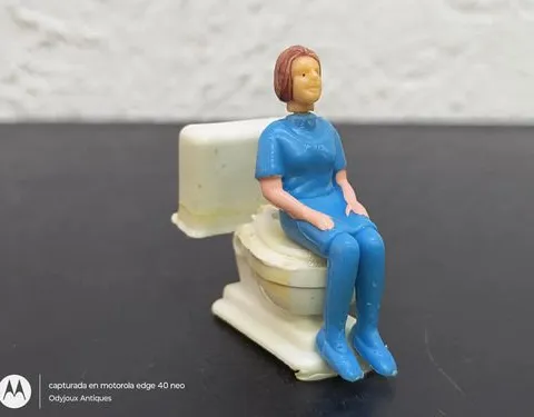 Figura Mini De Plástico Inodoro Retrete De Juguete Con Mujer