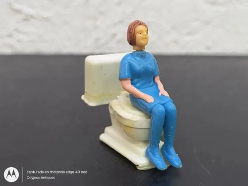 Figura Mini De Plástico Inodoro Retrete De Juguete Con Mujer — Coleccionables vintage