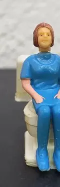 Figura Mini De Plástico Inodoro Retrete De Juguete Con Mujer — Coleccionables vintage (foto 3)
