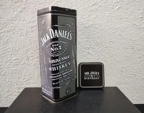 Caja Metálica Promo Jack Daniel's Ed Mr. Jacks Birthday 2011 Negro Y Gris Con Letras Blancas Rayas