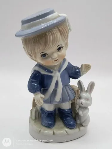 Figura De Porcelana Niño Con Conejito Vintage 80's 15cm Azul Con Blanco
