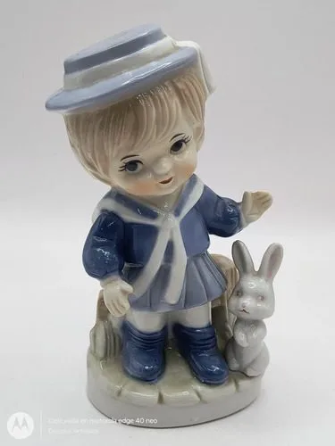 Figura De Porcelana Niño Con Conejito Vintage 80's 15cm Azul Con Blanco — Coleccionables vintage, años 80s
