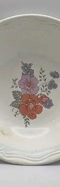 Plato Hondo Floral Cerámica Primavera Ironstone Vintage 70s Blanco Floreado — Decoración vintage, años 70s